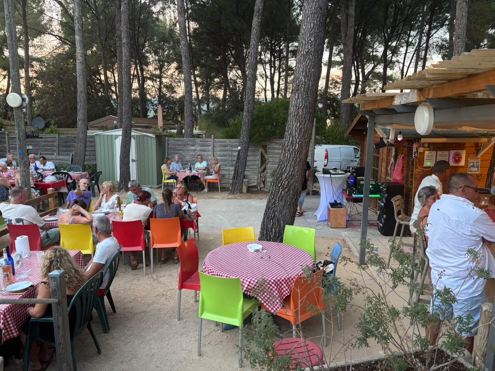 Soirées et repas conviviaux au camping