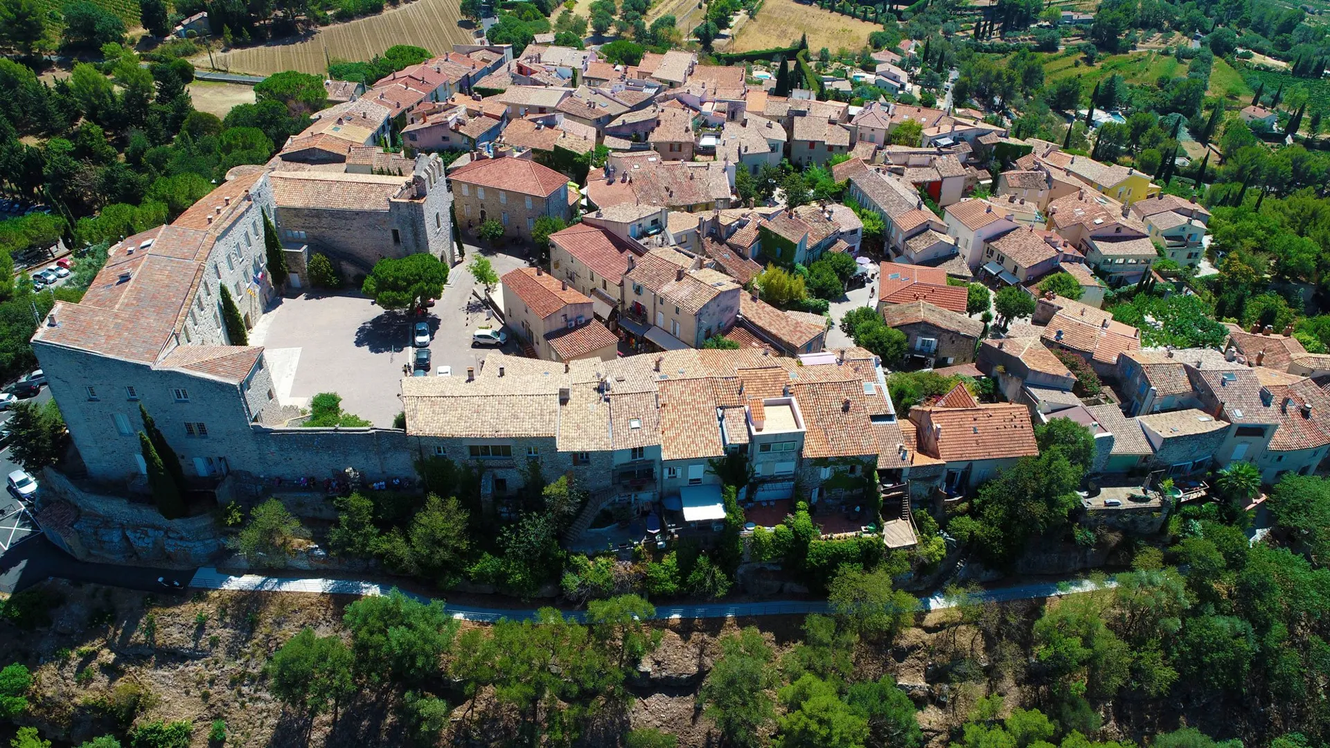Vue aérienne du Castellet et de la région du camping